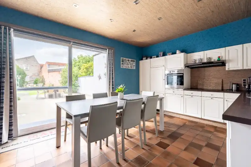 Woning met brede oprit en dubbele garage foto 16