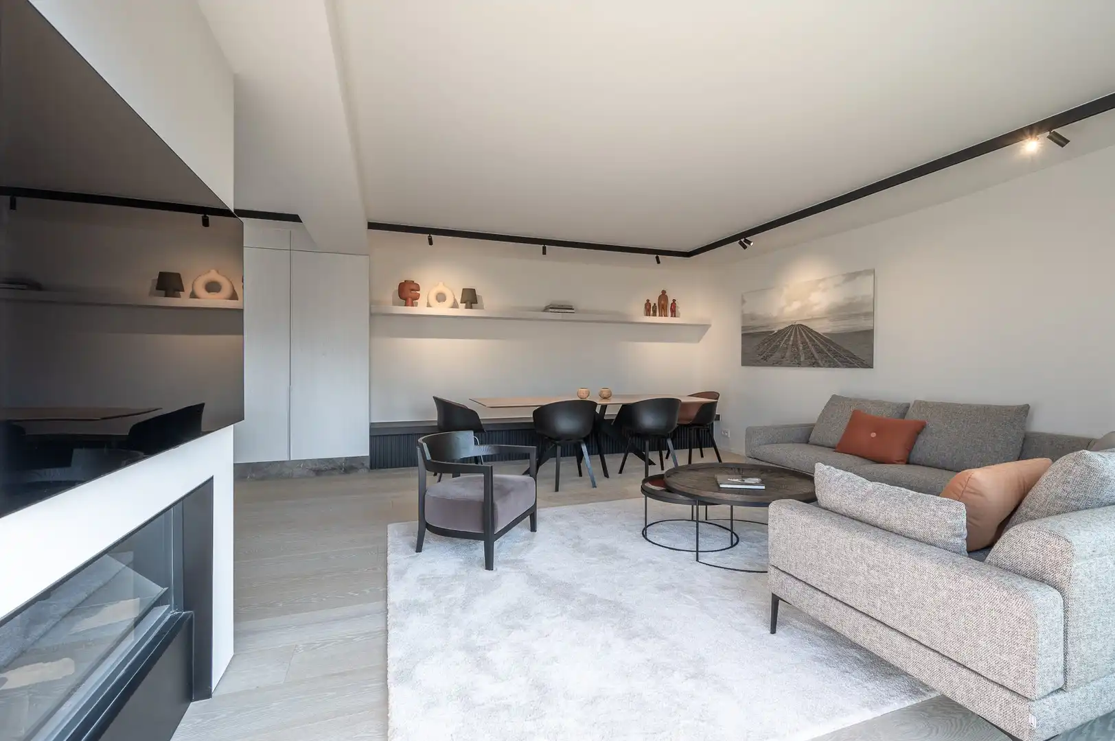 Zonnig gerenoveerd appartement met zuidwest gericht terras en open zicht op wandelafstand van het strand in hartje Zoute. foto 10