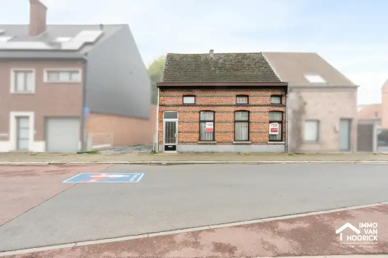 Te renoveren woning aan de stadsrand op 390m² grondoppervlak! foto {{pictureIndex}}