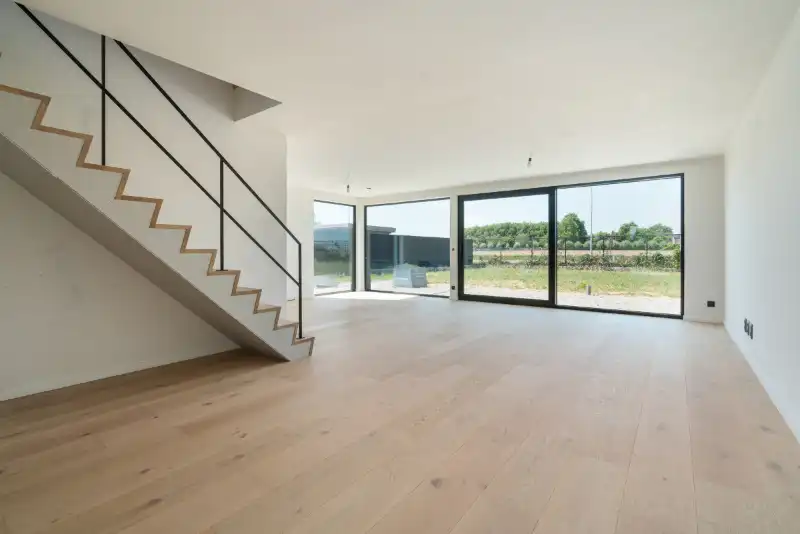 Exclusieve NIEUWBOUW DRIE-GEVELVILLA afgewerkt in duurzame materialen,  3-4 slaapkamers met dressingruimte, domotica en overal massieve eikparket. foto 4