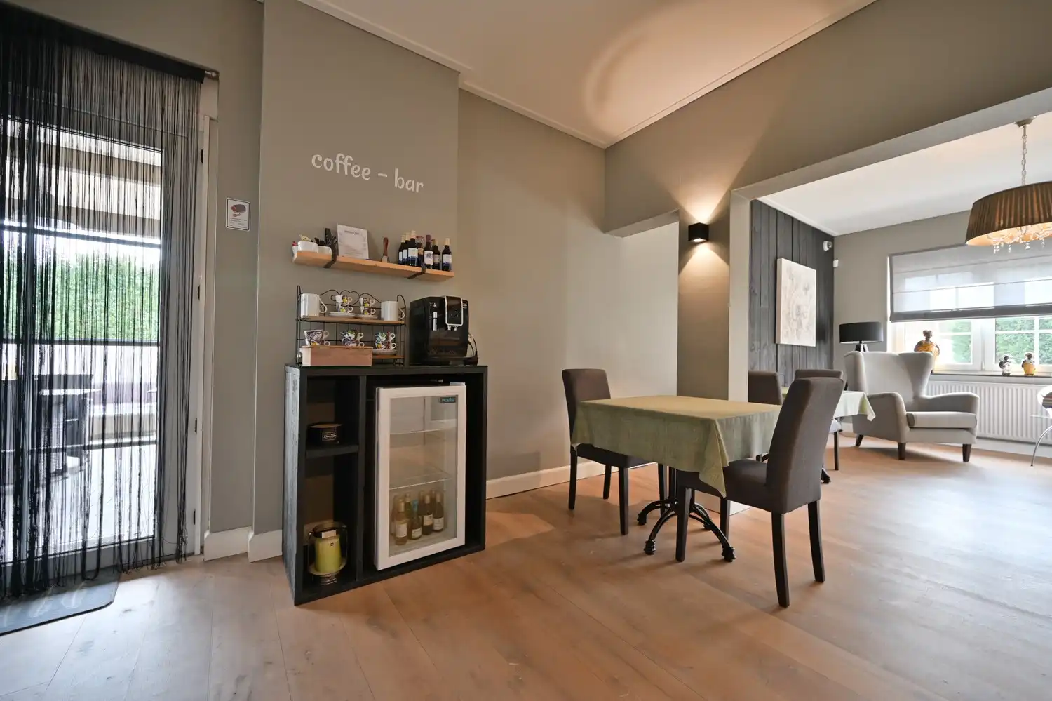 Karaktervolle woning met B&B in Veldwezelt foto 35