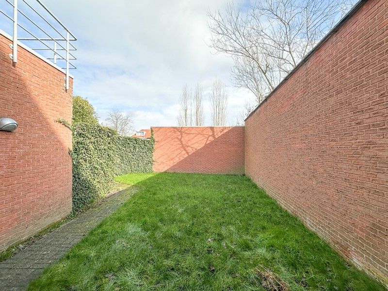 Gelijkvloers appartement met 1 slaapkamer, garage en tuin. foto 5