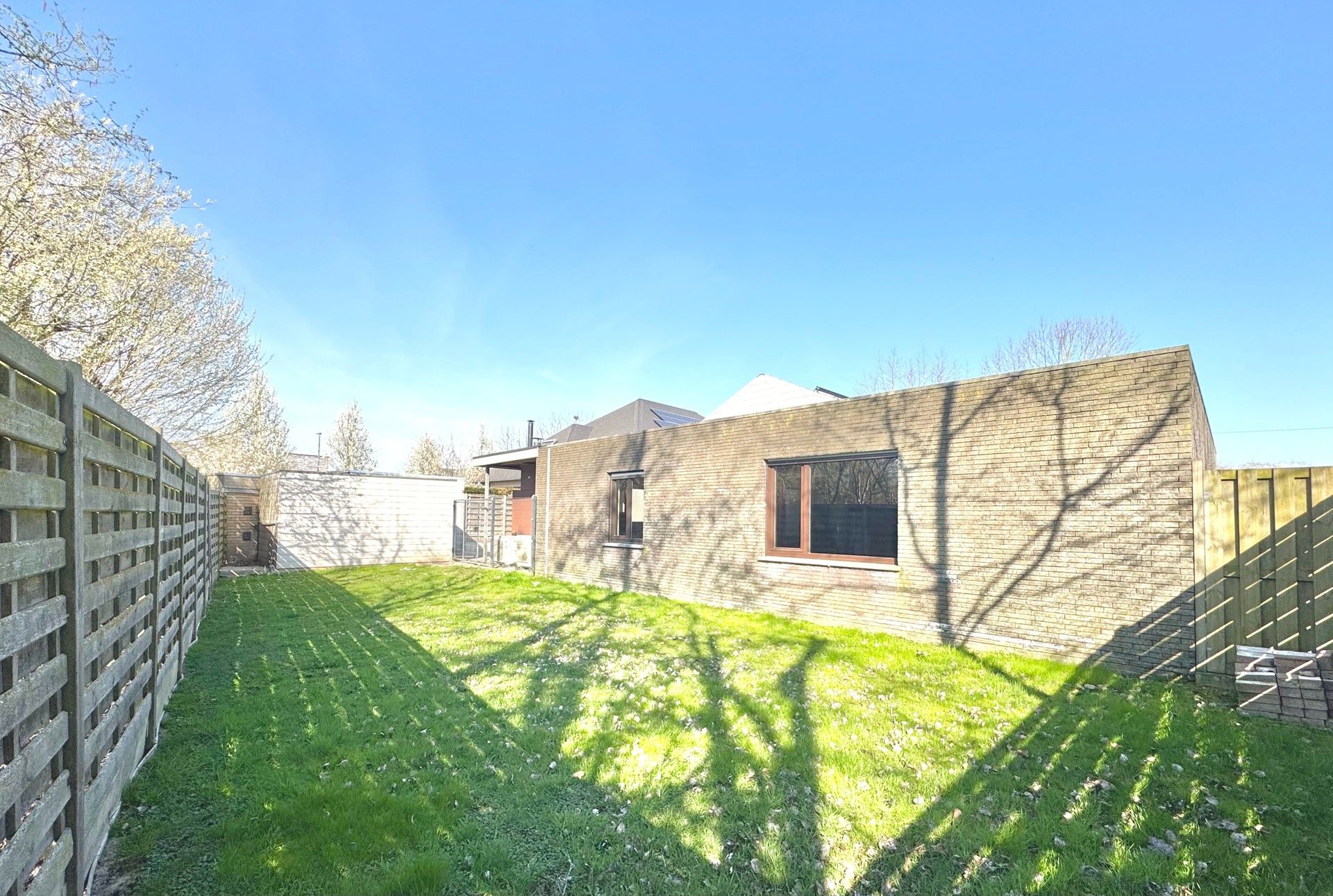 VRIJSTAANDE ENERGIEZUINIGE WONING MET GROTE GARAGE - 836 M² foto 6