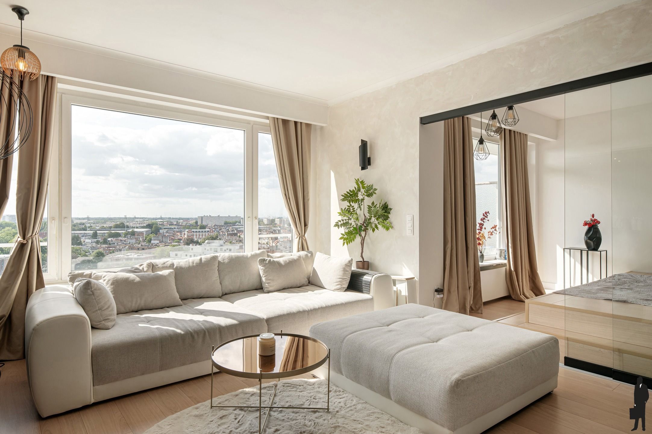 Gerenoveerd 2 slaapkamer appartement met loft-feeling, panoramisch uitzicht en vlakbij de stad!  foto 4