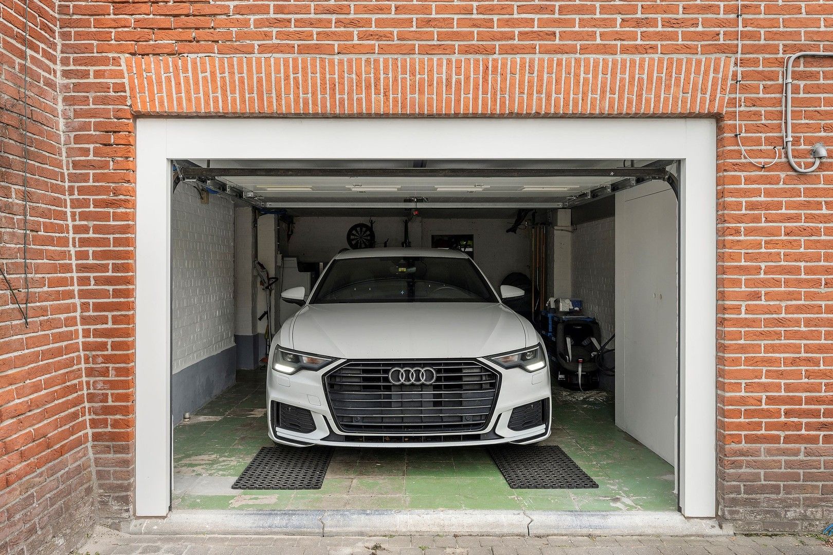 Prachtige karaktervolle, halfopen, robuuste én energiezuinige bel-étage van de jaren '50 met 4 slaapkamers, garage, kelderverdieping en paradijselijke tuin. foto 29