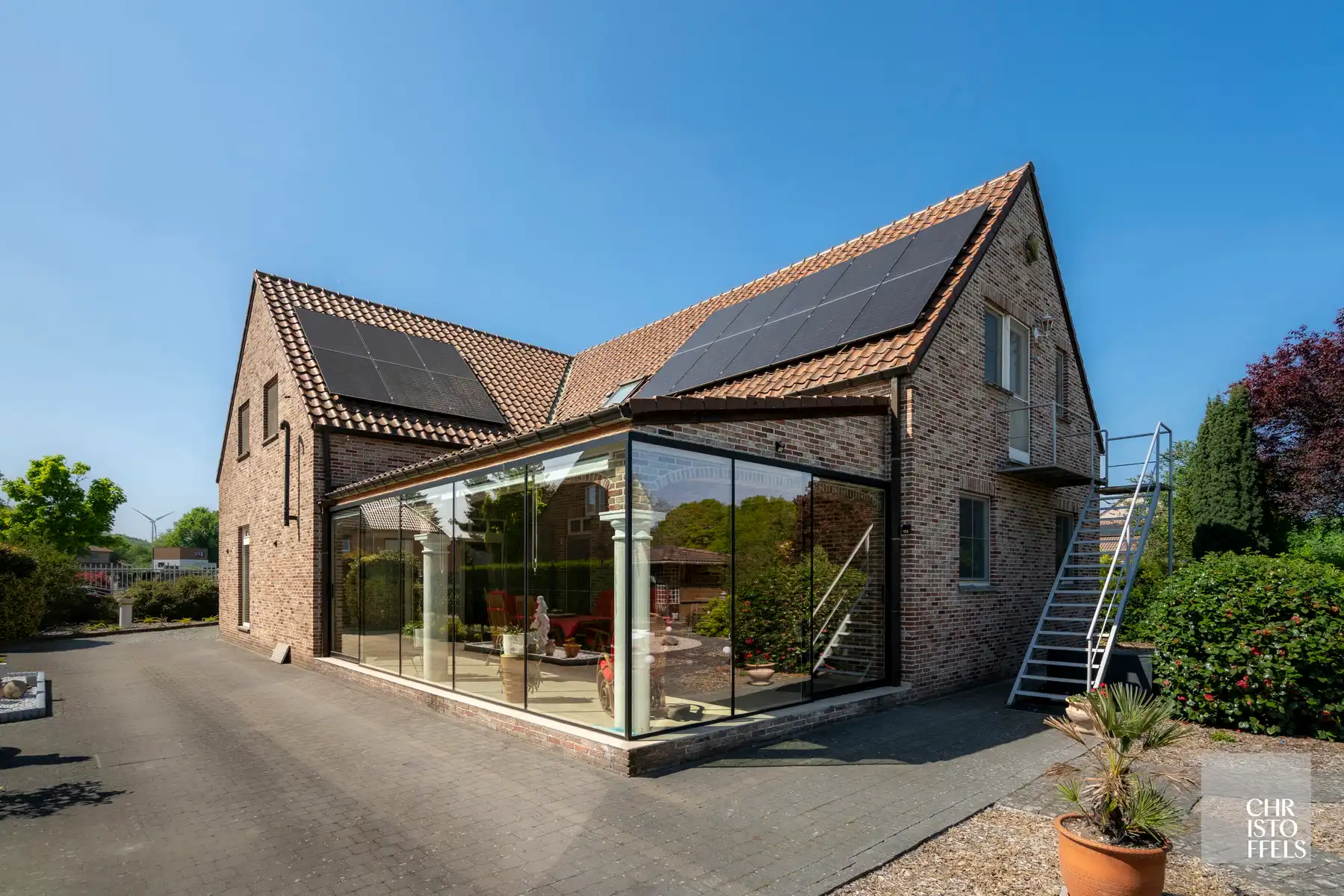 Zeer ruime woning met twee studio's op een perceel van 1950 m²! foto 2