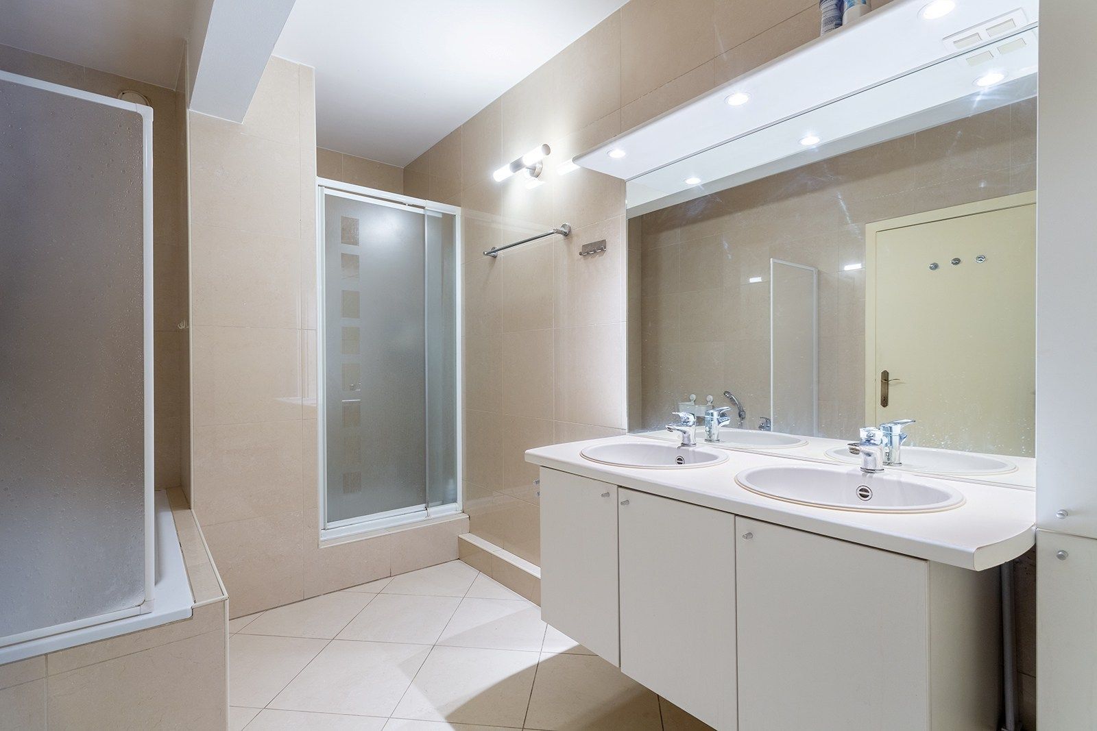 Uiterst ruim vierslaapkamer appartement tussen het Stadspark en de Theaterbuurt!  foto 22