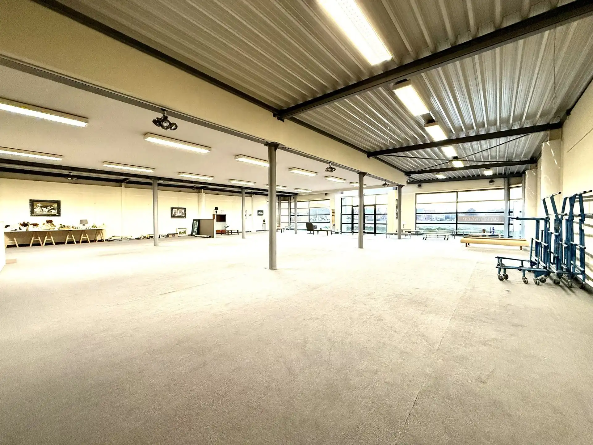 TOPgelegen commerciële hoek (showroom en atelier) met parking! foto 6