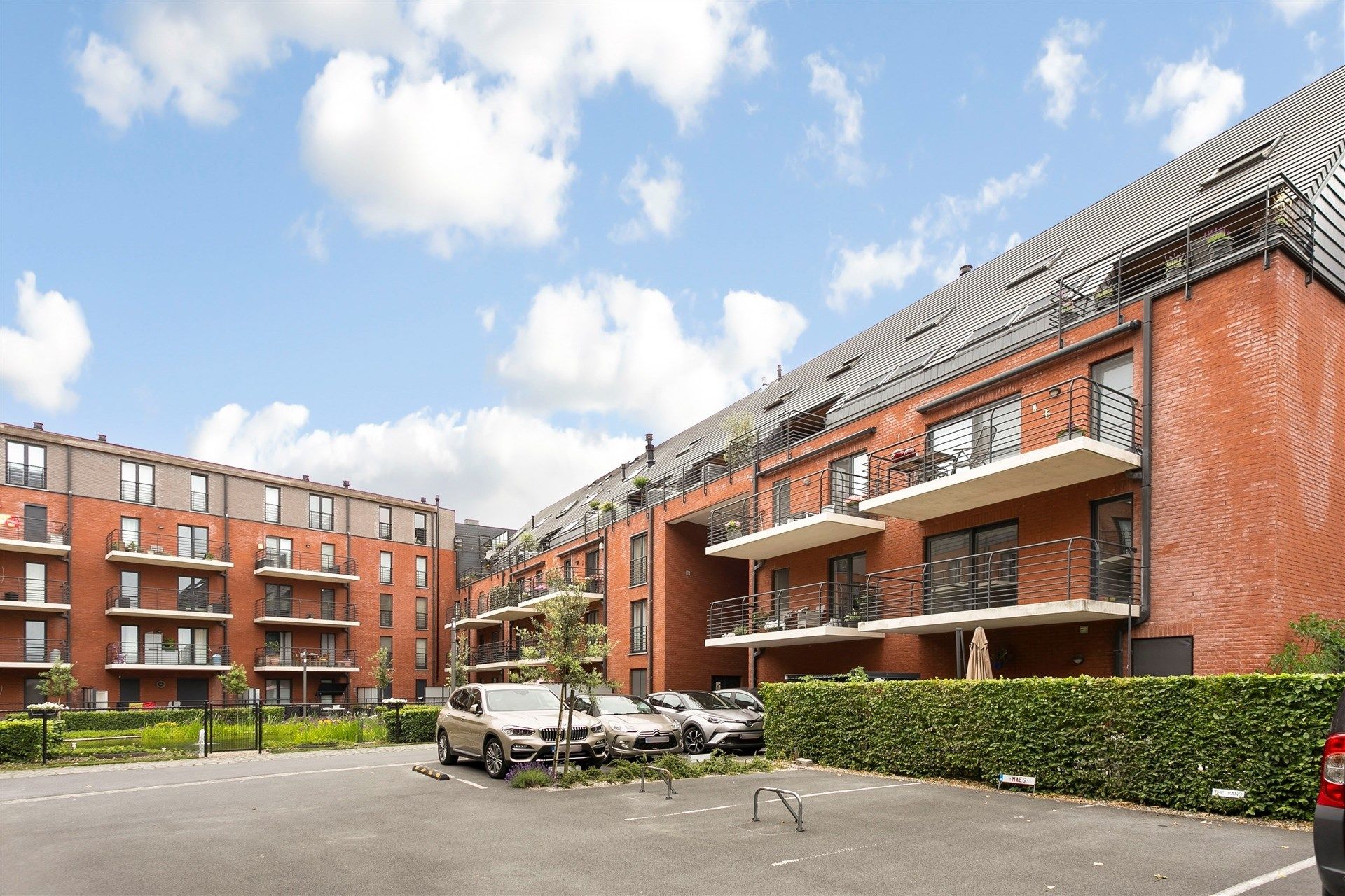 Gunstig gelegen lichtrijk energiezuinig 2 slaapkamer appartement met staanplaats foto {{pictureIndex}}