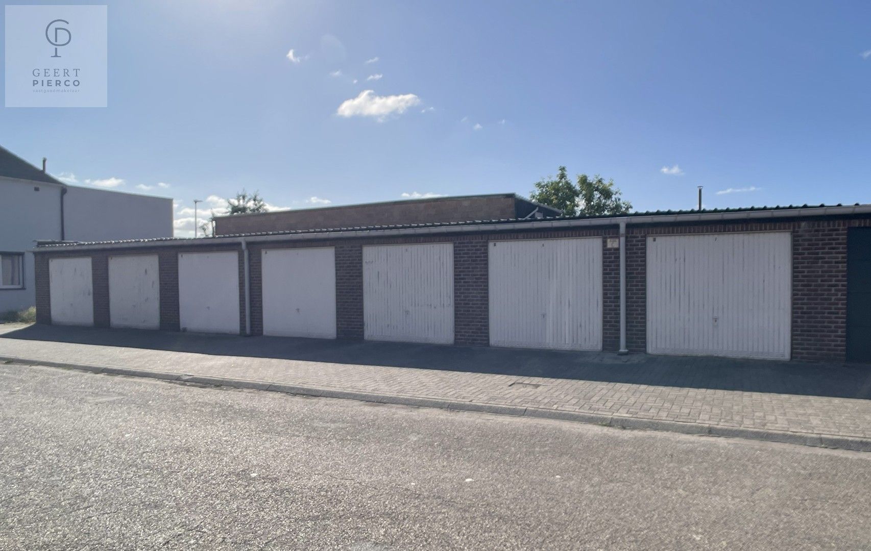 Deze opbrengsteigendom voorziet zeven afgesloten garageboxen en één open autostaanplaats. Gelegen te midden van een woonwijk is de huurgarantie bijna een absolute zekerheid! foto {{pictureIndex}}