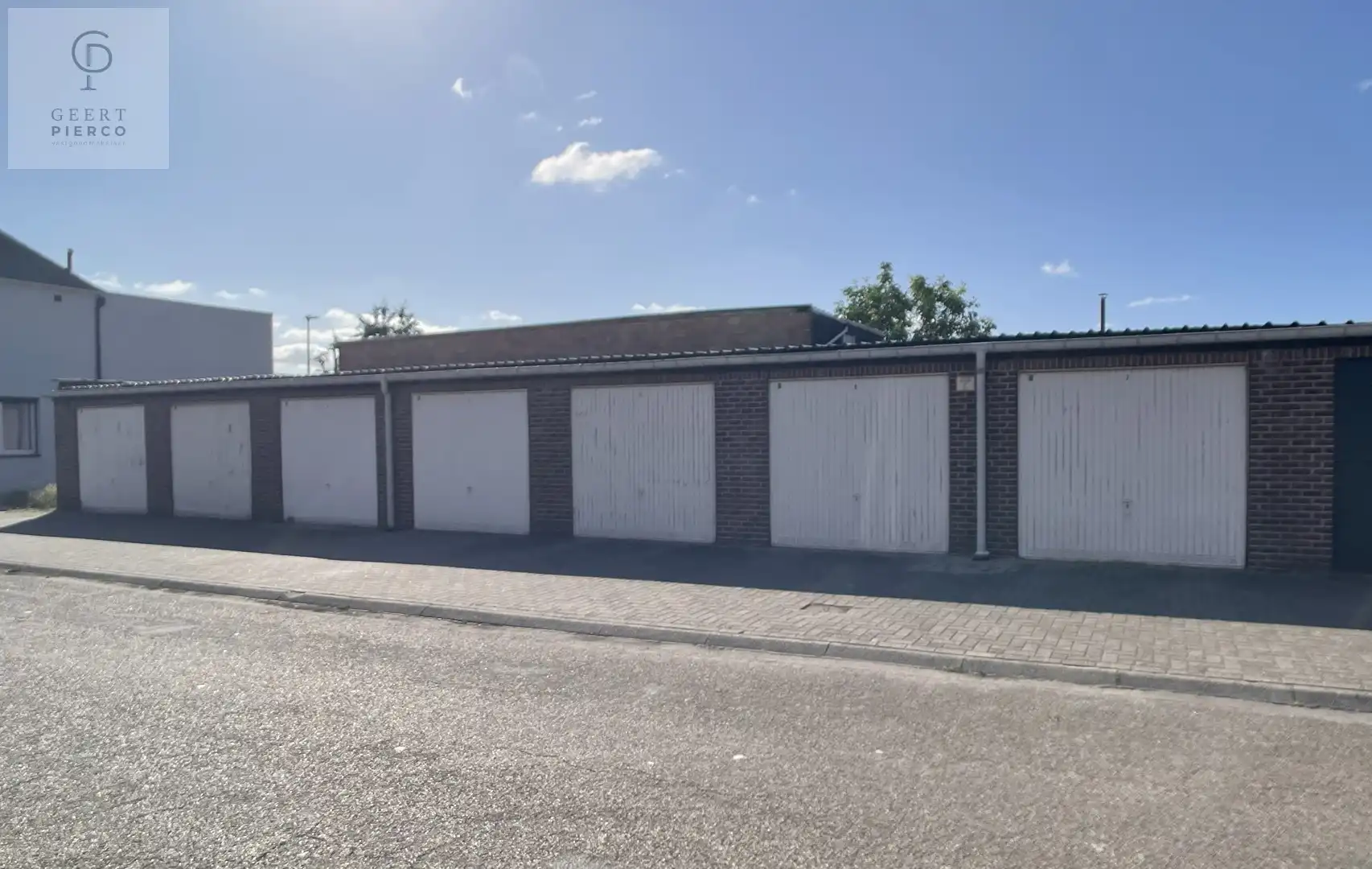 Deze opbrengsteigendom voorziet zeven afgesloten garageboxen en één open autostaanplaats. Gelegen te midden van een woonwijk is de huurgarantie bijna een absolute zekerheid! foto {{pictureIndex}}