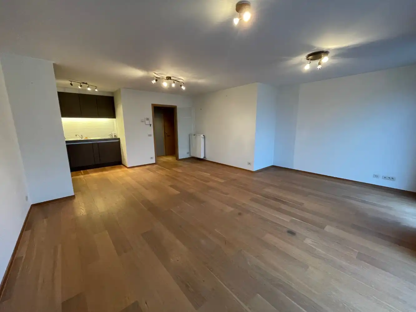 Instapklaar appartement met twee slaapkamers en terras gelegen op het Stationsplein. Op het vierde verdiep in een gebouw met lift. foto 5