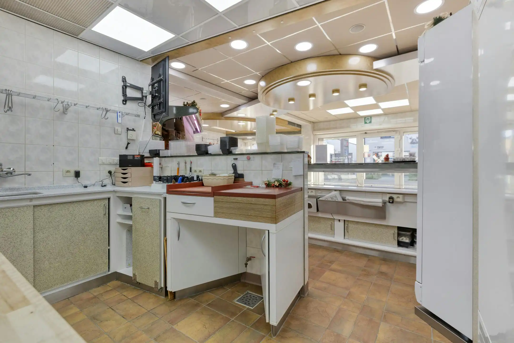 Zeer goed onderhouden handelshuis met handelsruimte en magazijn in centrum Overpelt te koop foto 4