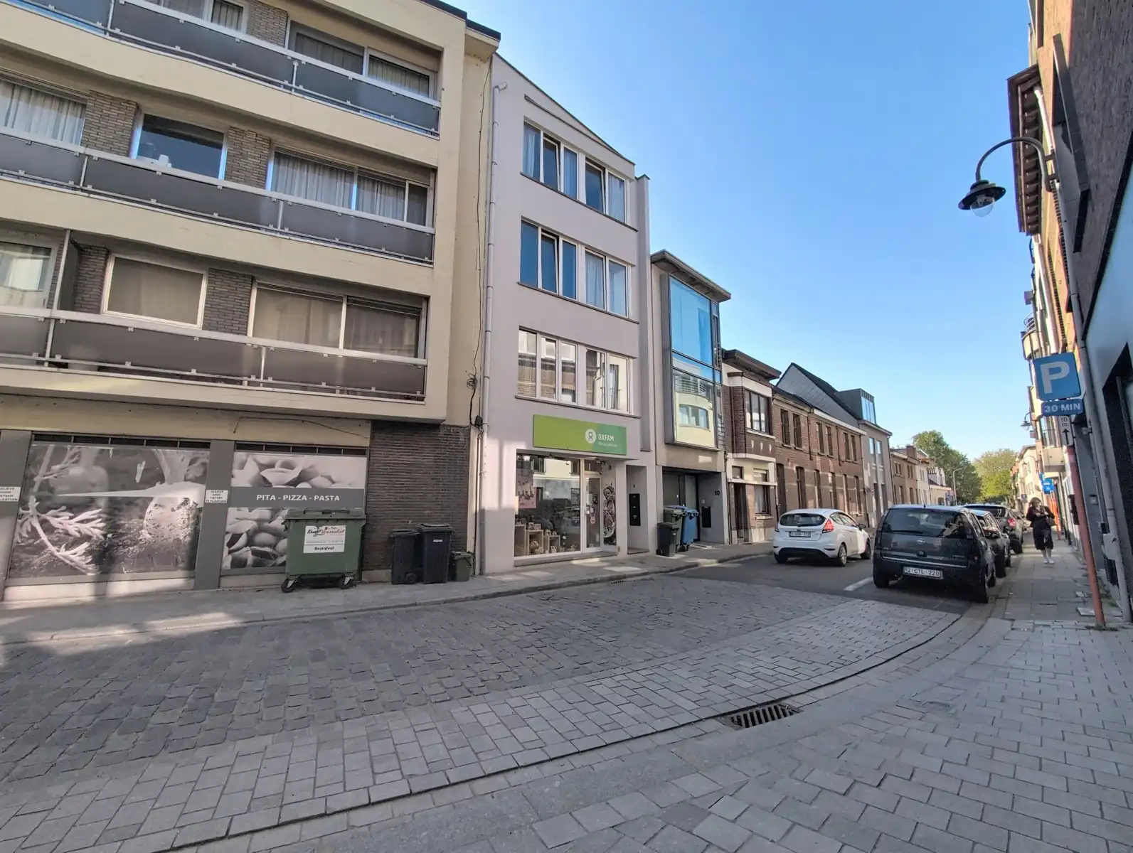 INSTAPKLAAR DUPLEX MET 3 SLAAPKAMERS CENTRUM EDEGEM foto {{pictureIndex}}