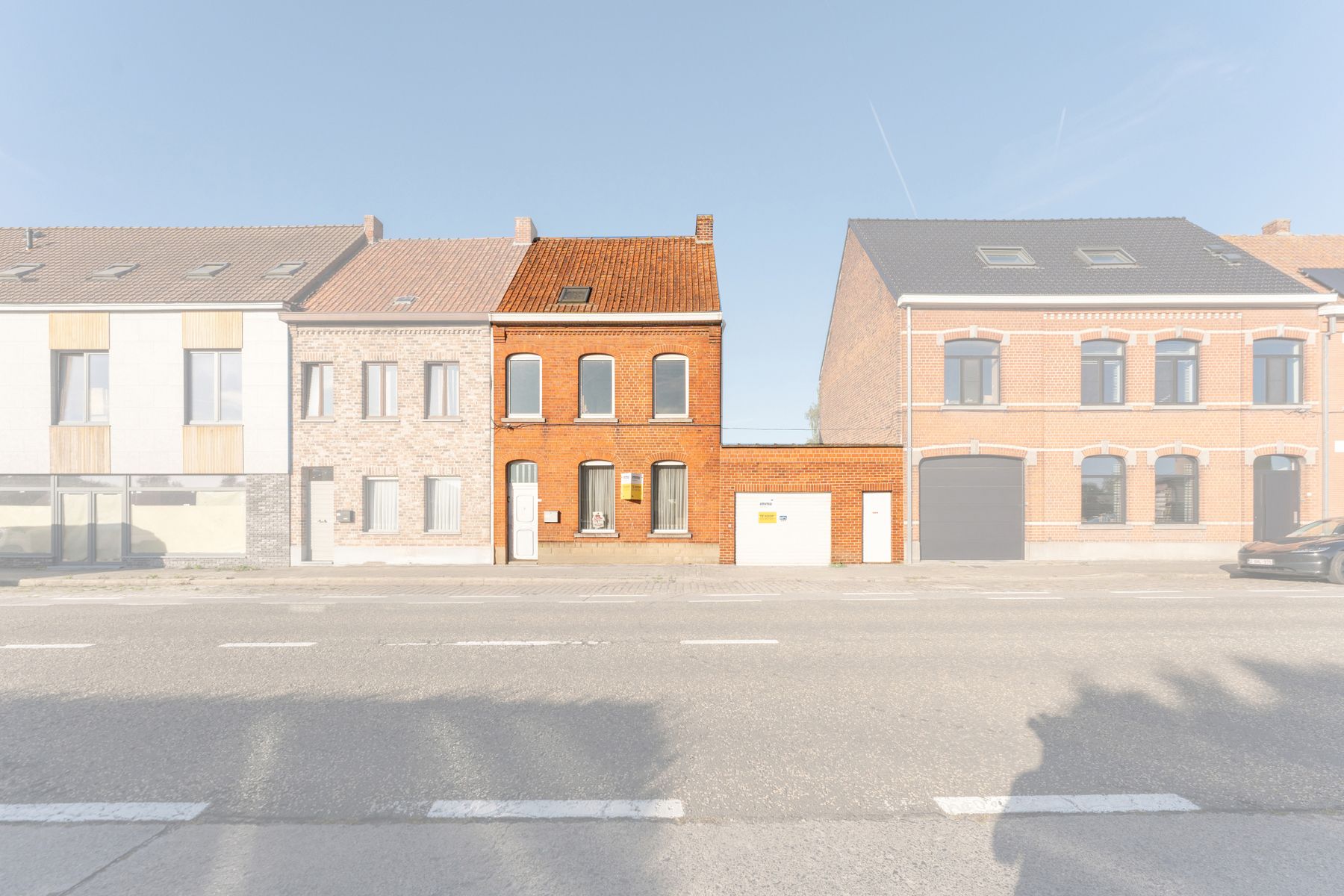 Hoofdfoto van de publicatie: Ruime te renoveren woning met opslagplaats van 65 m²