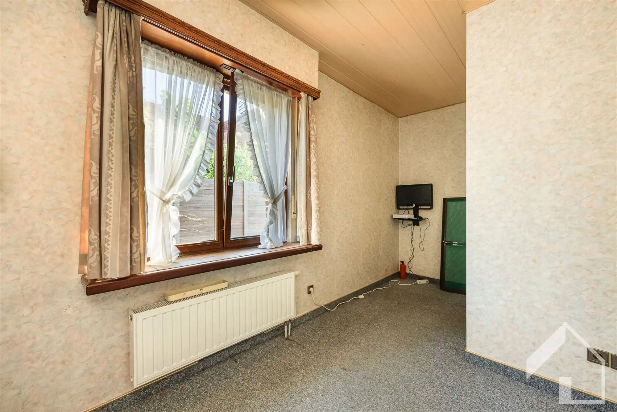 Te renoveren landhuis + achterliggend weiland foto 9