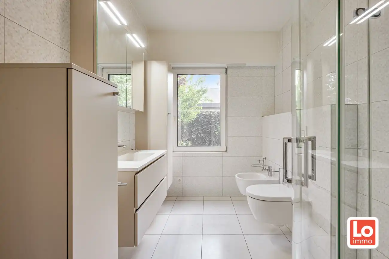 Degelijke open (kangoeroe)woning met inpandige garage en gezellige zuidwest georiënteerde tuin op een rustige locatie nabij het centrum van Lochristi! foto 16