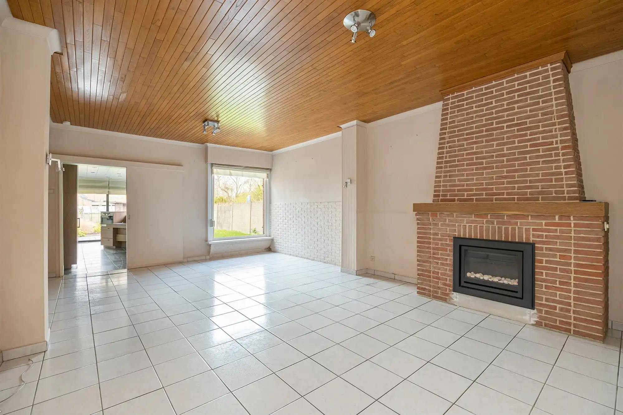 Gezinswoning met drie slaapkamers, garage en tuin foto 3