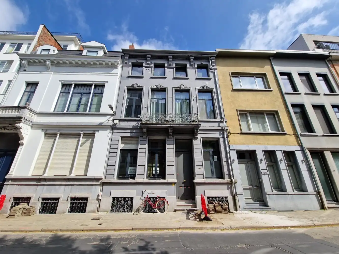 Twee slaapkamer appartement met buitenkoer - 120 m² foto {{pictureIndex}}