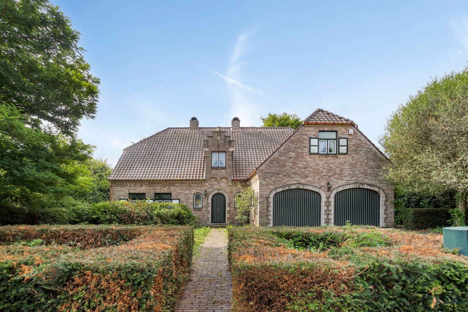 Ruime gezinswoning op perceel van 14a 16ca te koop in Tessenderlo foto {{pictureIndex}}