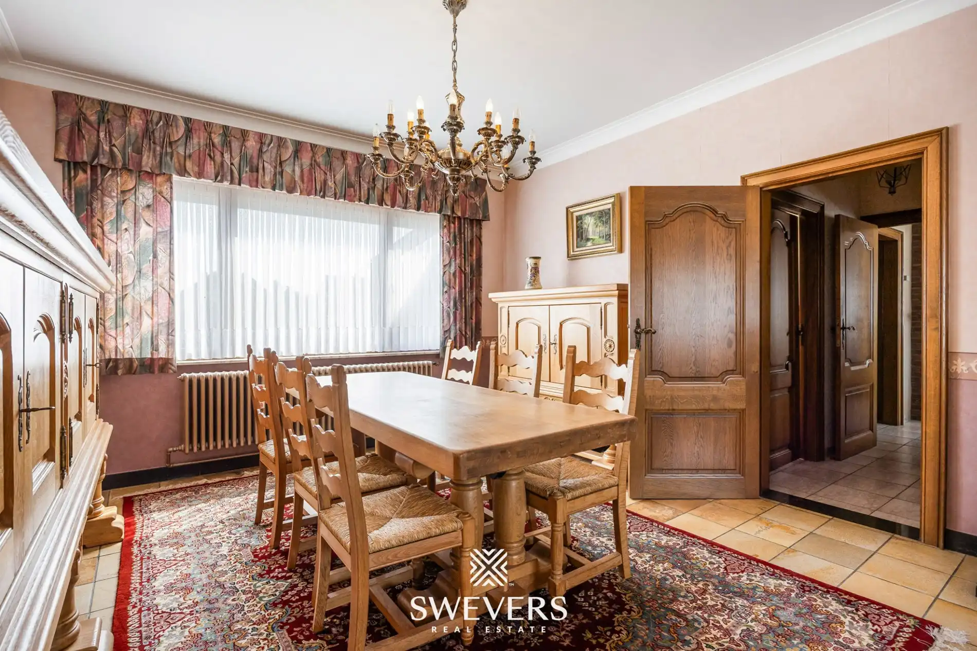 Op te frissen gezinswoning met 4 slaapkamers en veel potentieel foto 6