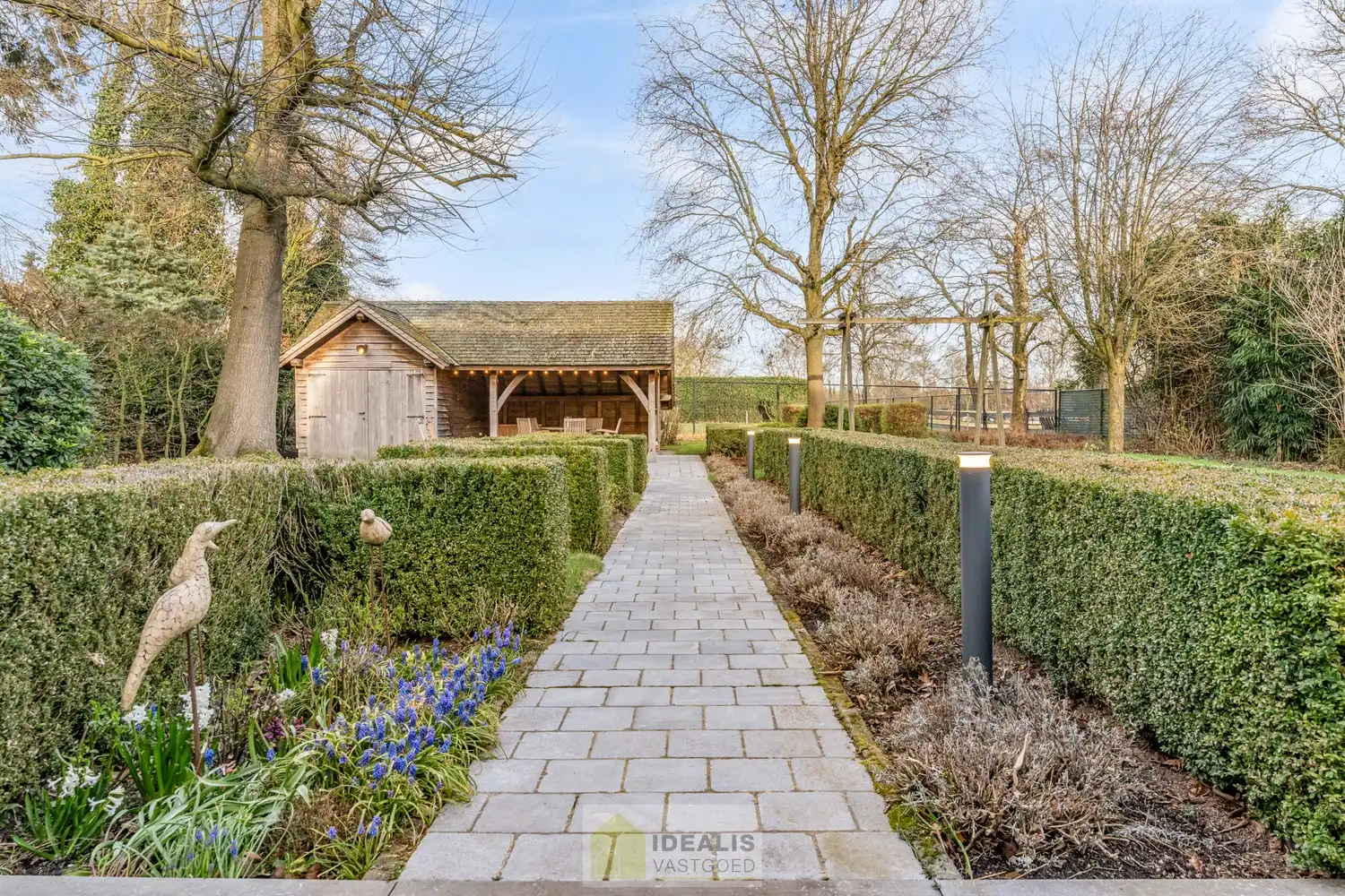 EXTRA RUIME VILLA MET EEN PRACHTIG LICHTRIJKE LEEFRUIMTE, RUIME KEUKEN, 4 SLAAPKAMERS, 2 BADKAMERS EN EEN RUIM PRAKTIJK/KANTOORGEDEELTE OP EEN RIANT EN CENTRAAL PERCEEL VAN MAAR LIEFST 16A 27CA OP EEN GUNSTIGE LOCATIE NABIJ HET CENTRUM VAN ACHEL! foto 5