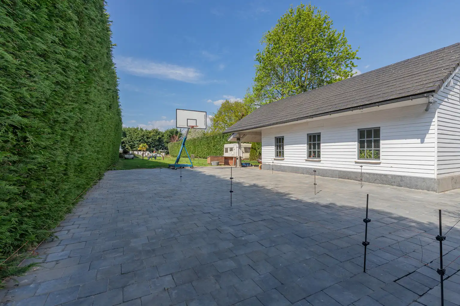 Knappe villa op 22a met bijgebouw foto 19