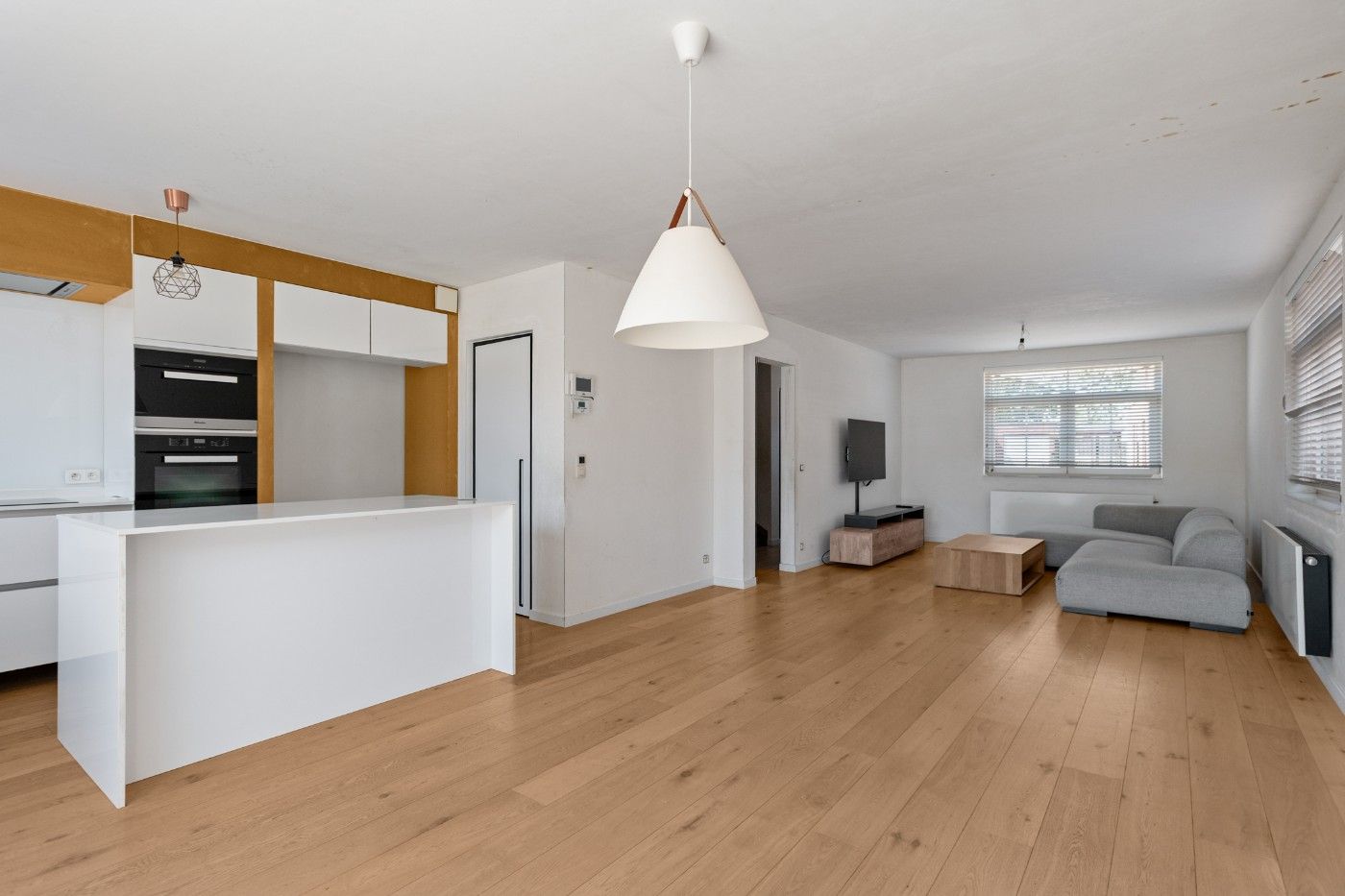 Ruime HOB met 3 slpk., tuin en carport foto 3