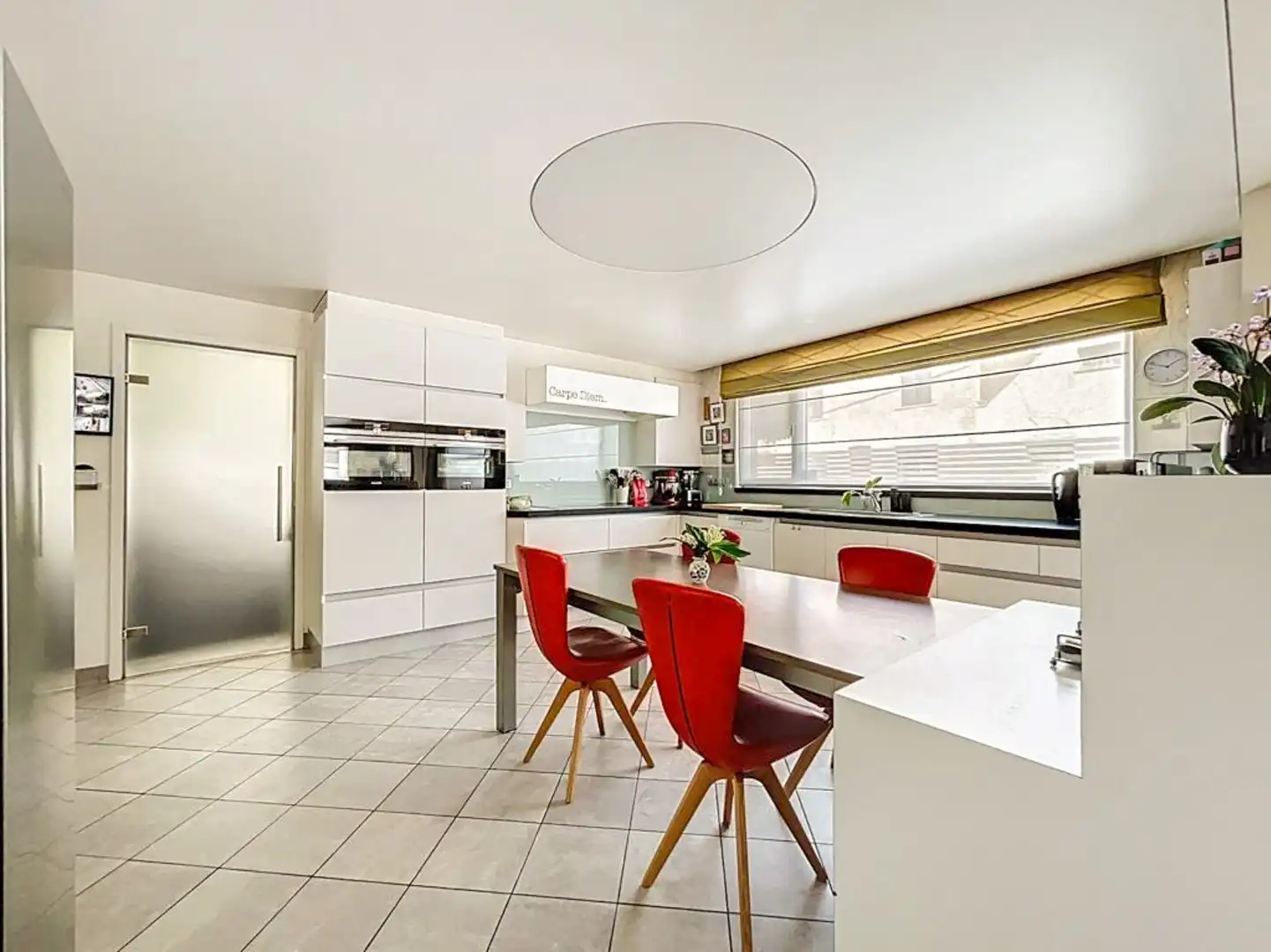  Instapklaar huis met 5 slaapkamers, dubbele praktijkruimte, ruime parking op zichtlocatie foto 9