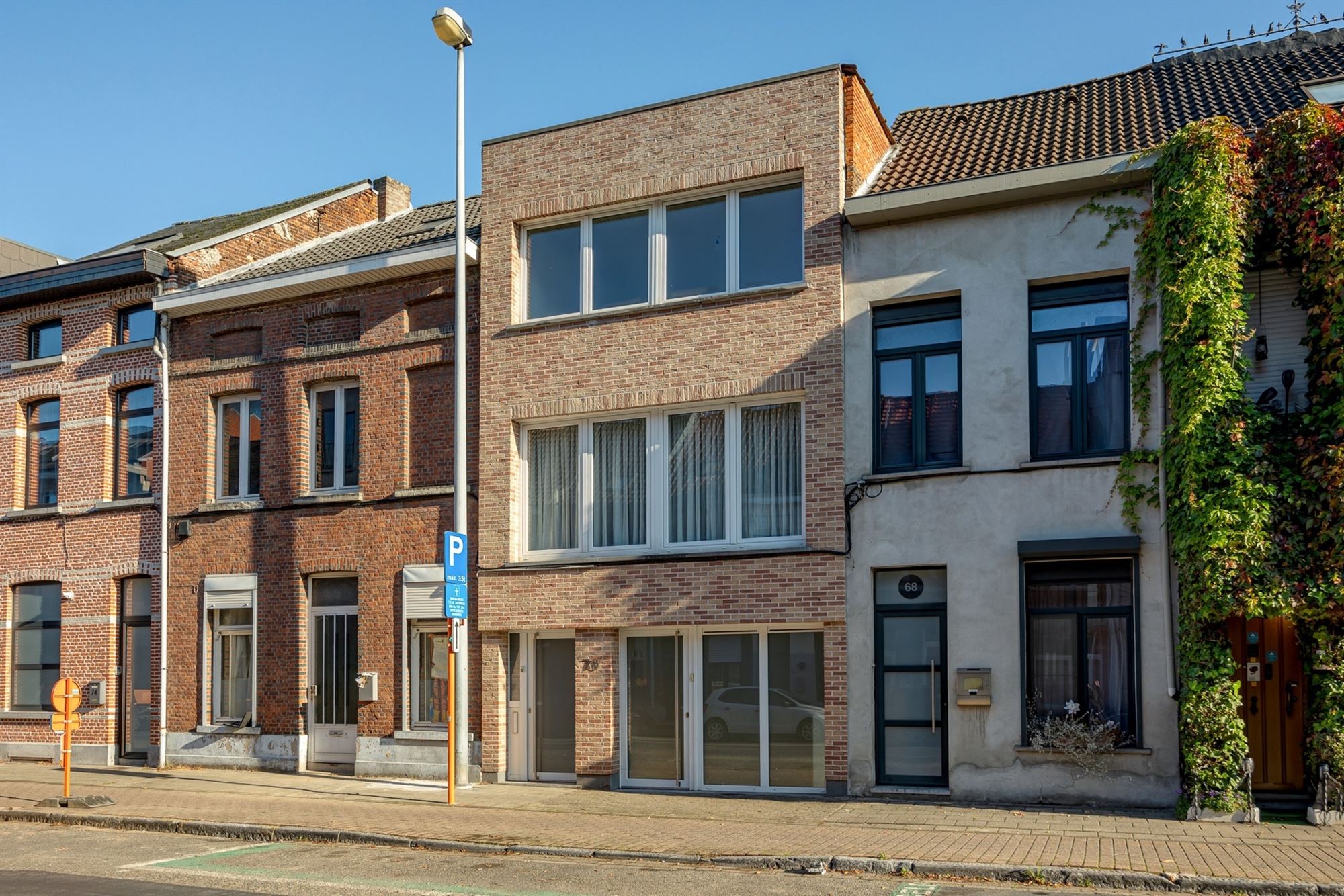 Woning met drie slaapkamers en commerciële ruimte foto {{pictureIndex}}