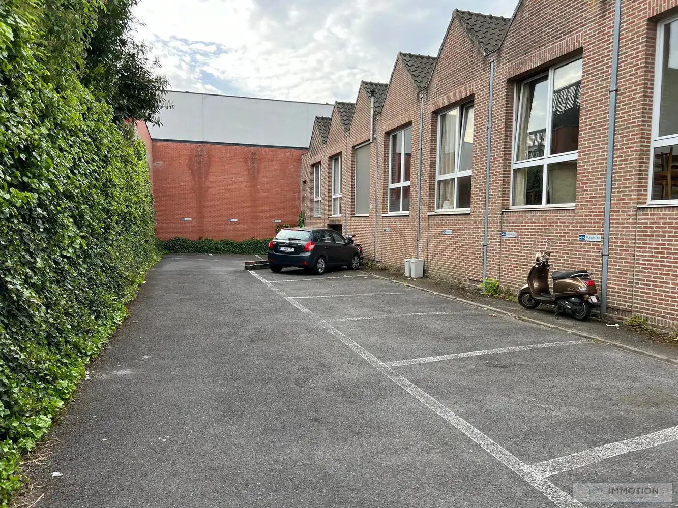 Twee parkings nabij de Loofstraat foto {{pictureIndex}}