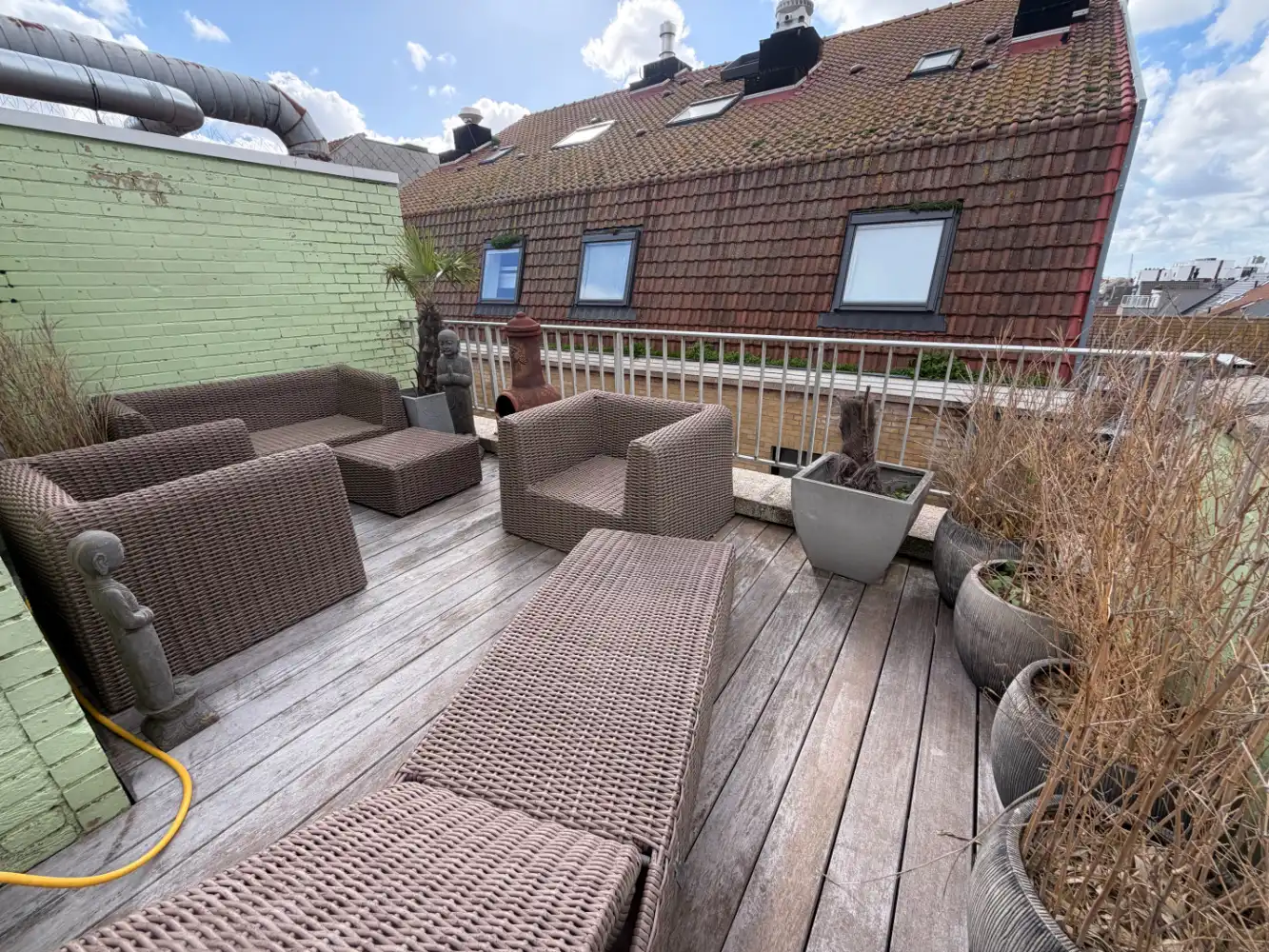 Dit charmante penthouse met één slaapkamer onderscheidt zich door zijn uitzonderlijke terrassen rondom het appartement. Dankzij de ruime buitenruimtes geniet u op elk moment van de dag van de zon en het buitenleven. Een unieke woonbeleving voor wie op zoek is naar een combinatie van comfort, rust en een overvloed aan buitenruimte. foto 13