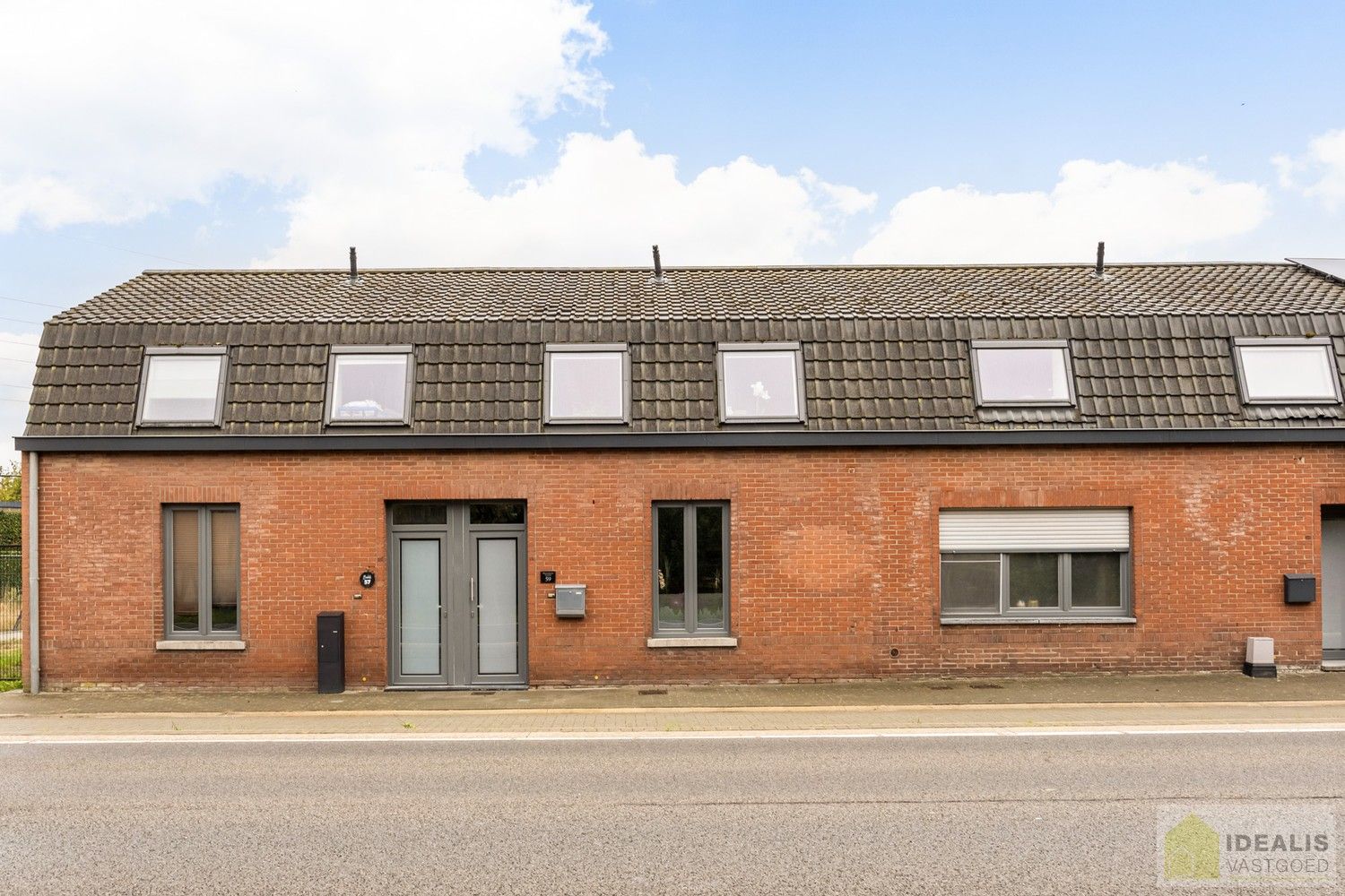 INSTAPKLARE GEZINSWONING MET LICHTRIJKE LEEFRUIMTE, RUIME EN VERZORGDE KEUKEN, BADKAMER EN 3 GOEDE SLAAPKAMERS OP EEN KNAP ZUID-GEORIENTEERDE PERCEEL VAN 2A 32A foto {{pictureIndex}}