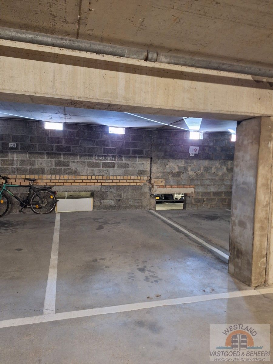 Staanplaats in afgesloten ondergrondse garage foto {{pictureIndex}}