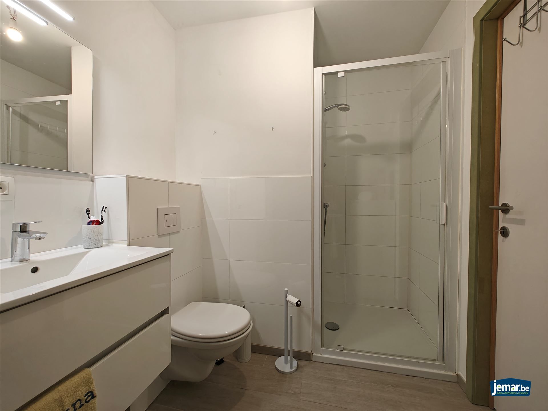 Woning met 5 slaapkamers, 2 badkamers en een grote garage foto 23