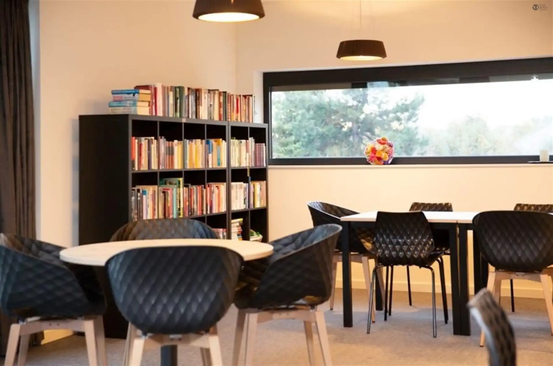 Moderne assistentiewoning met ondergrondse autostaanplaats foto 16