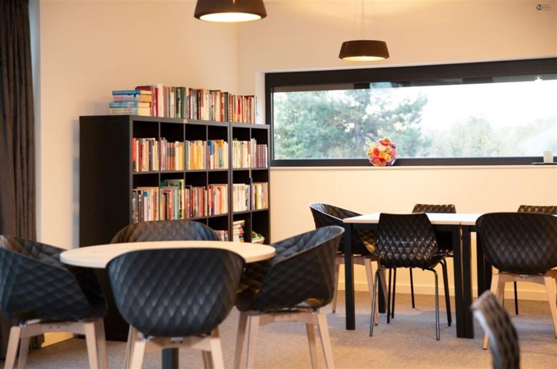 Moderne assistentiewoning met ondergrondse autostaanplaats foto 16