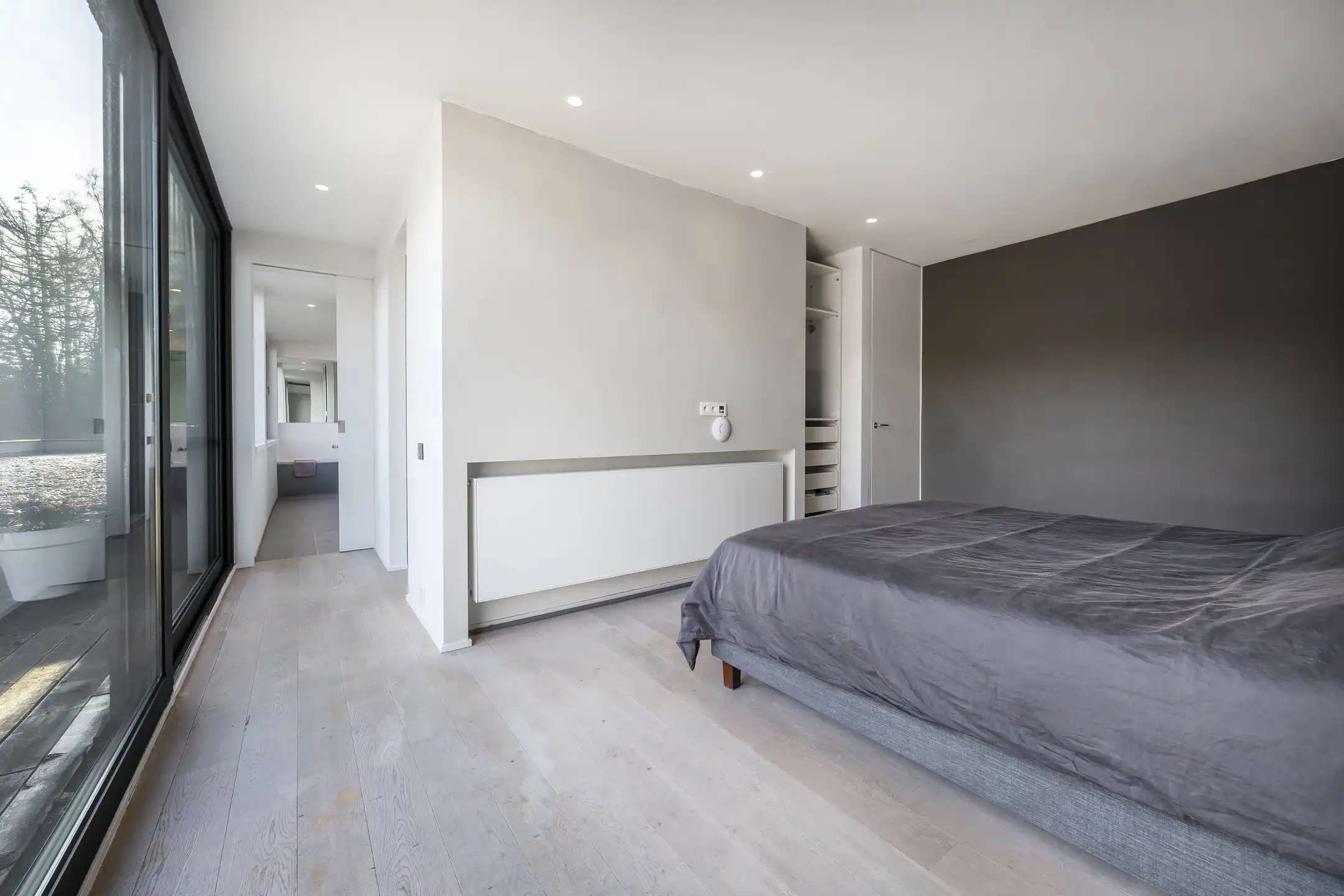 Luxueuze moderne villa met zwemvijver omringd door groen foto 29