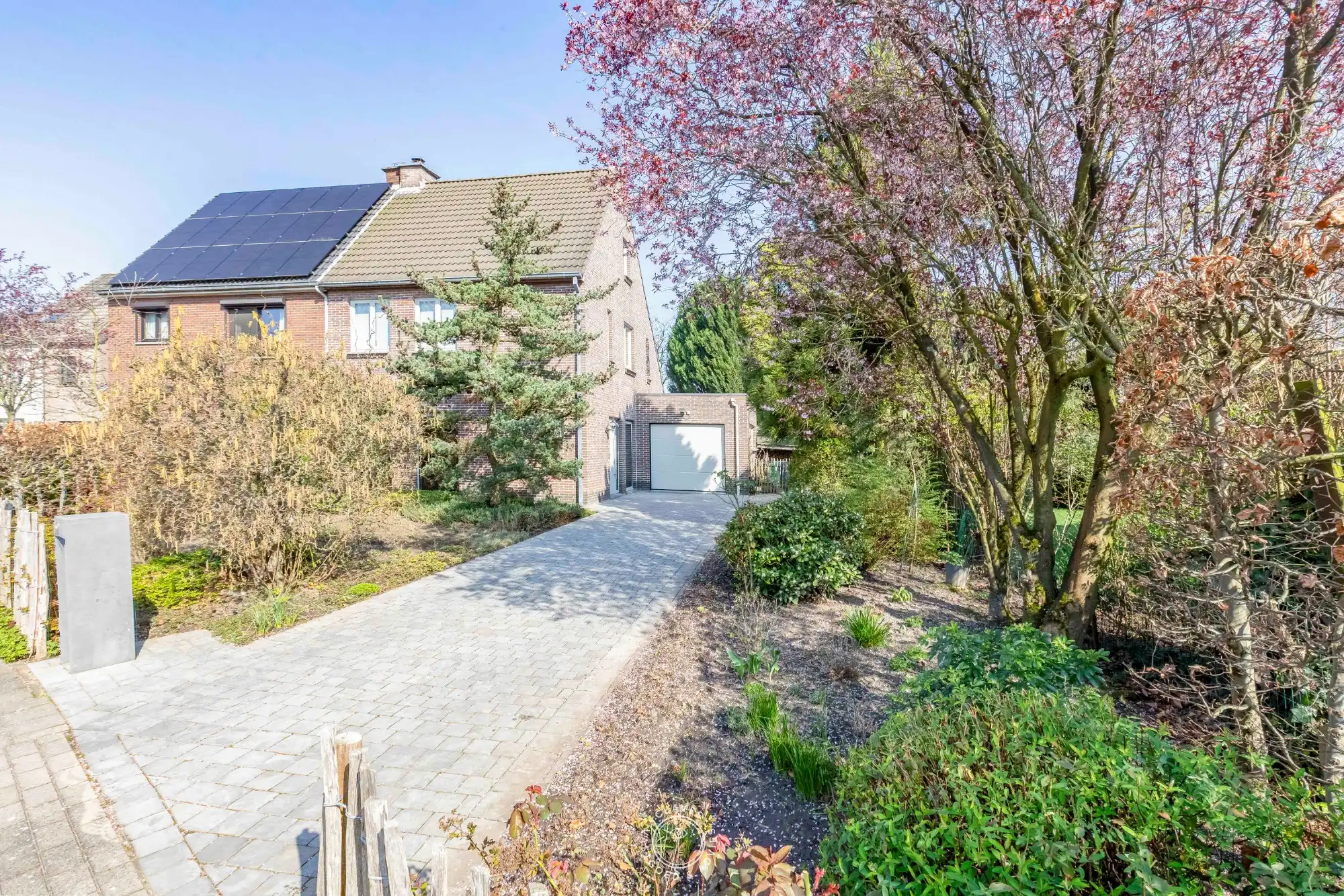 Hoofdfoto van de publicatie: Huiselijke halfopen bebouwing met prachtige tuin in geliefde woonwijk