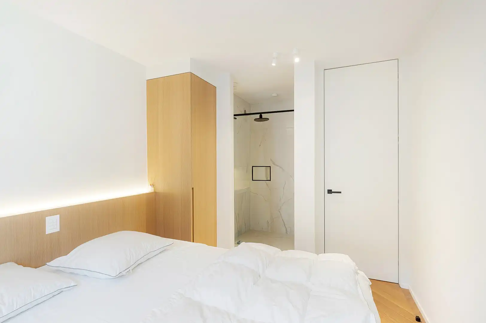 Instapklaar appartement gelegen op een centrale ligging te Knokke, vlakbij de winkels en de zee. foto 25