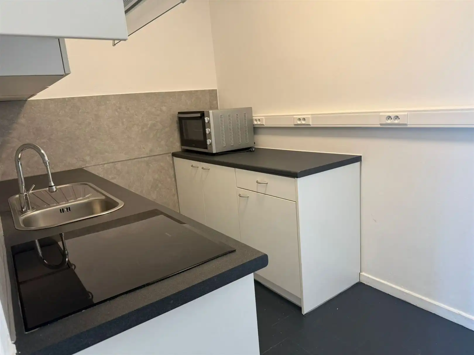 TE HUUR: Vernieuwd appartement met 2 slaapkamers te Beringen! foto 7