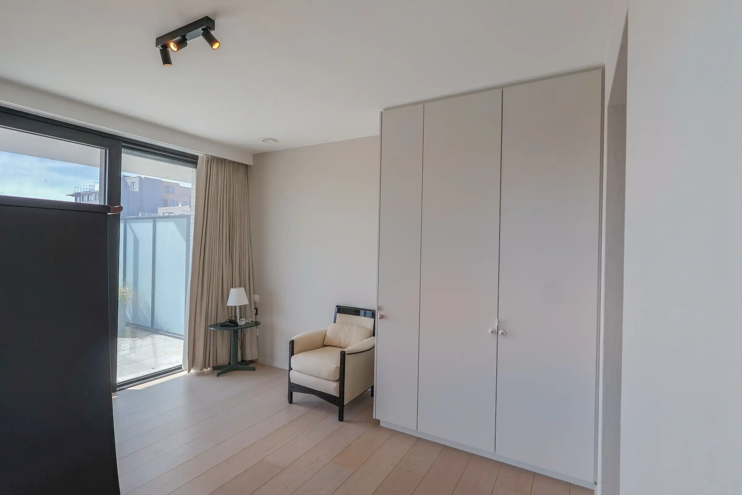 Verhuurde assistentiewoning met uitzonderlijk ruim zonneterras van 64,5m² in Oostduinkerke! foto 7