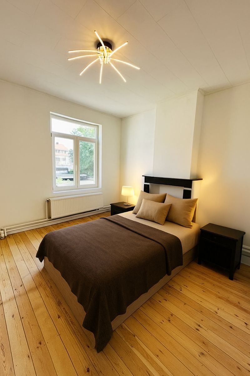 Welkom in de Jules Persynstraat– waar deze charmante woning met opvallende gevel op je ligt te wachten. foto 8