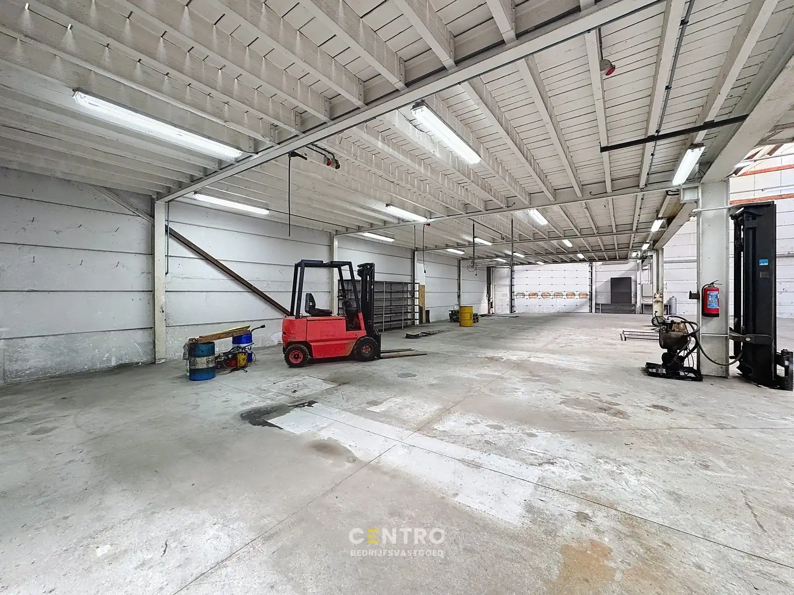 Opslagruimte met showroom en 3 verhuurde appartementen op 3.682m2! foto 12