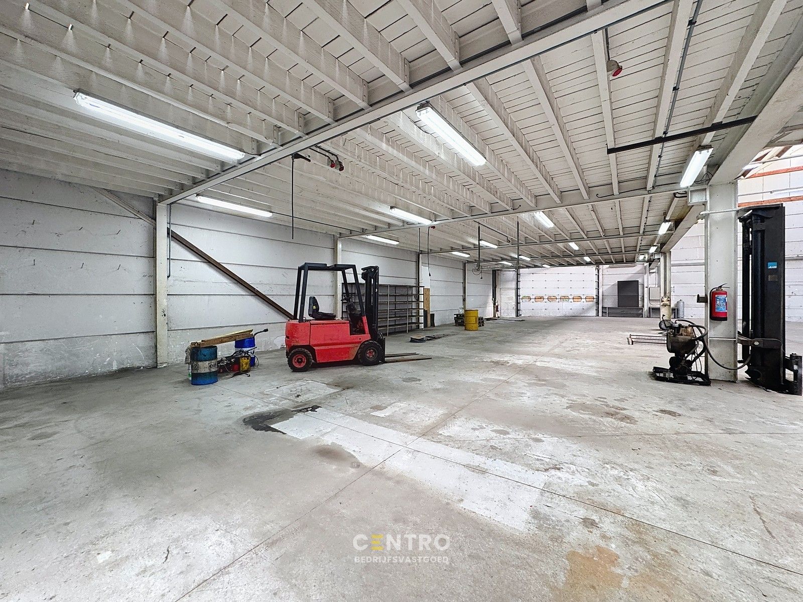 Opslagruimte met showroom en 3 verhuurde appartementen op 3.682m2! foto 10