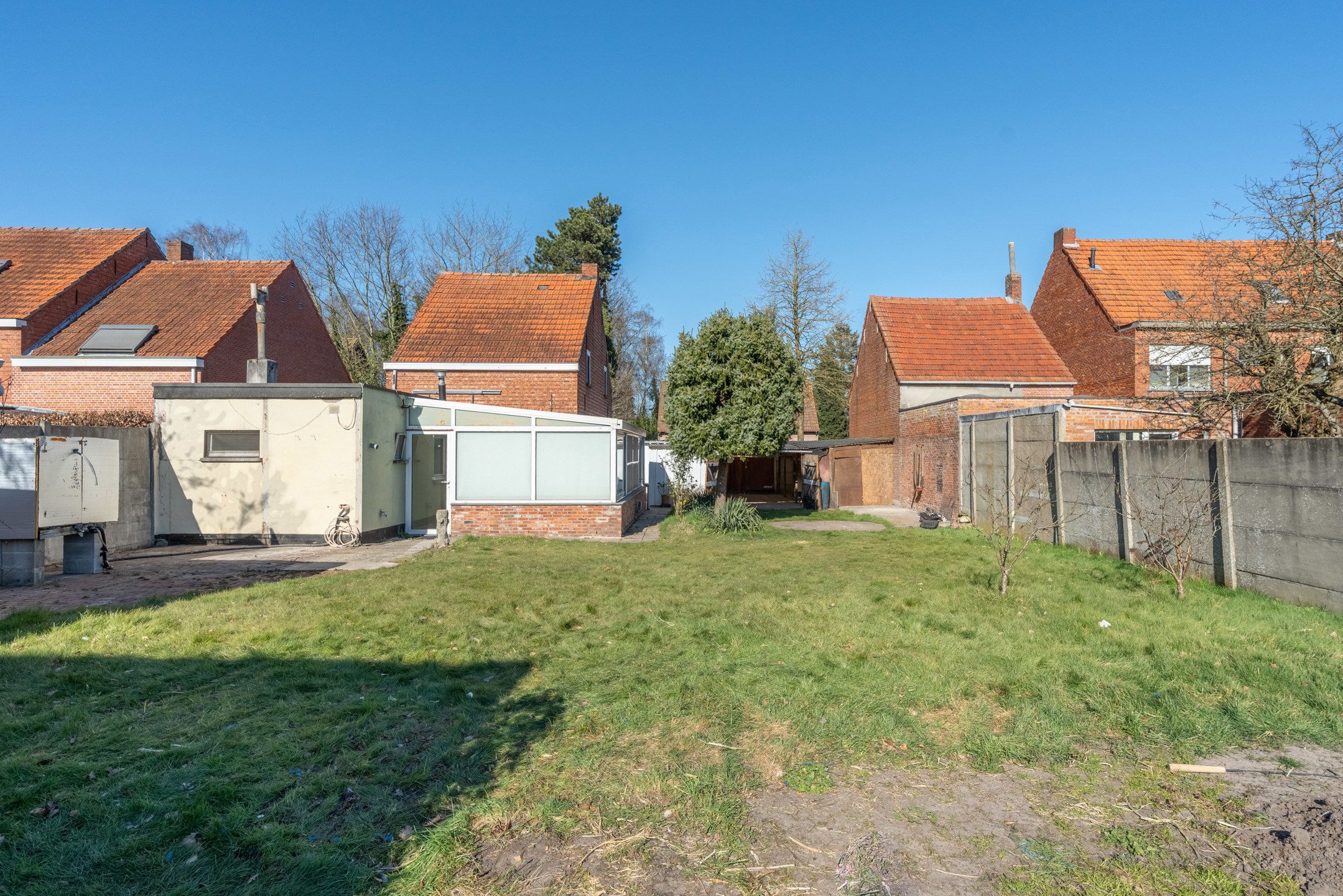 Te renoveren woning met ruime tuin op toplocatie Vosselaar. foto 3