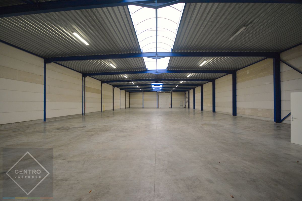 Instapklaar MAGAZIJN (980m2) met geïntegreerde KANTOORRUIMTE en toilet op ambachtelijke zone te Oostkamp foto 2