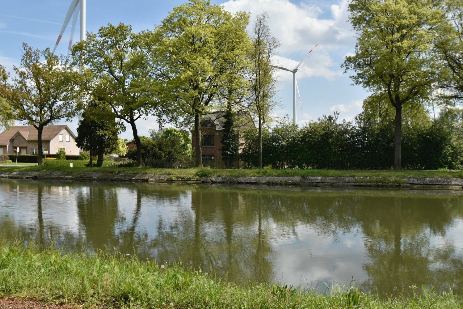 Grotendeels gemoderniseerde woning op een riant perceel gelegen aan de Zuid-Willemsvaart te Maasmechelen foto 22