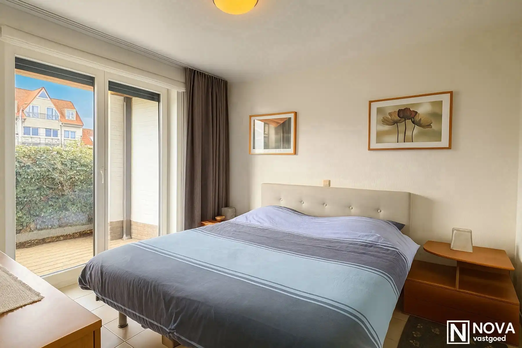 Ruim gelijkvloers appartement met groot terras. foto {{pictureIndex}}