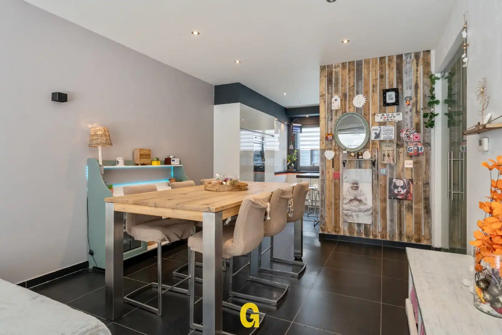 Knap afgewerkte rijwoning met 4 slaapkamers, 2 badkamers en standplaats met ruime kelderberging  foto 12